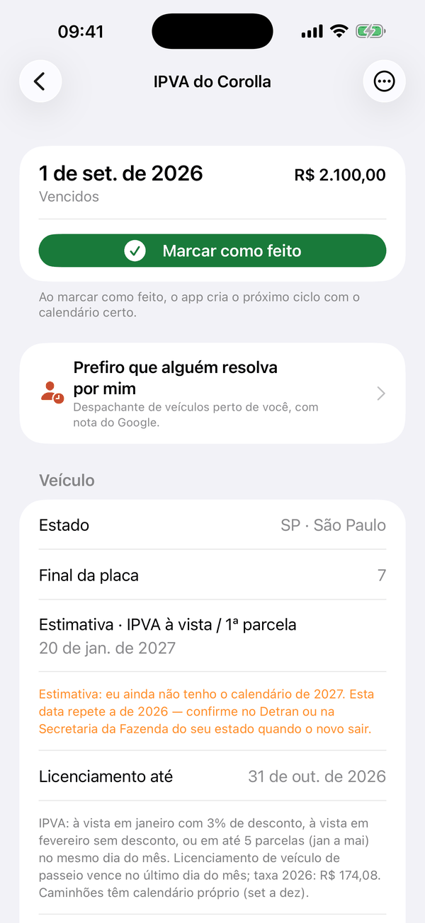 Detalhe do IPVA do carro no app: vencido em 1 de setembro de 2026, R$ 2.100,00, o botão Marcar como feito e o atalho “Prefiro que alguém resolva por mim” (despachante de veículos perto de você). Em Veículo: estado São Paulo, final de placa 7, a estimativa do IPVA à vista em 20 de janeiro de 2027 — com o aviso de que o calendário de 2027 ainda não saiu e a data repete a de 2026 —, o licenciamento até 31 de outubro de 2026 e a regra do estado por extenso.