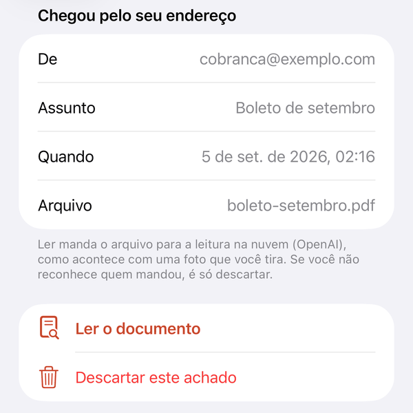 Tela Recebido, “Chegou pelo seu endereço”: o cartão com De (cobranca@exemplo.com), Assunto (Boleto de setembro), Quando (5 de setembro de 2026, 02:16) e Arquivo (boleto-setembro.pdf); abaixo, o aviso de que ler manda o arquivo para a leitura na nuvem, e os botões “Ler o documento” e “Descartar este achado”.