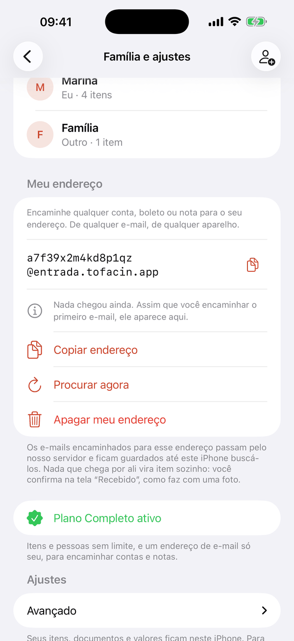 Tela Família e ajustes, rolada até a seção Meu endereço: um endereço aleatório no domínio entrada.tofacin.app, com o botão de copiar ao lado; o aviso “Nada chegou ainda. Assim que você encaminhar o primeiro e-mail, ele aparece aqui”; os botões Copiar endereço, Procurar agora e Apagar meu endereço; a explicação de que os e-mails encaminhados passam pelo servidor e ficam guardados até este iPhone buscá-los, e que você confirma na tela Recebido; abaixo, “Plano Completo ativo” (itens e pessoas sem limite, e um endereço de e-mail só seu) e o começo de Ajustes.
